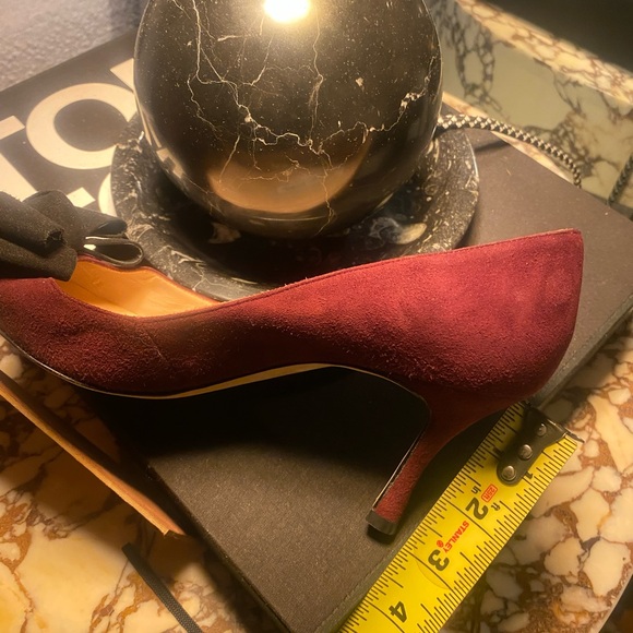 Manolo Burgundy Swede heels with black bow - Picture 9 of 11